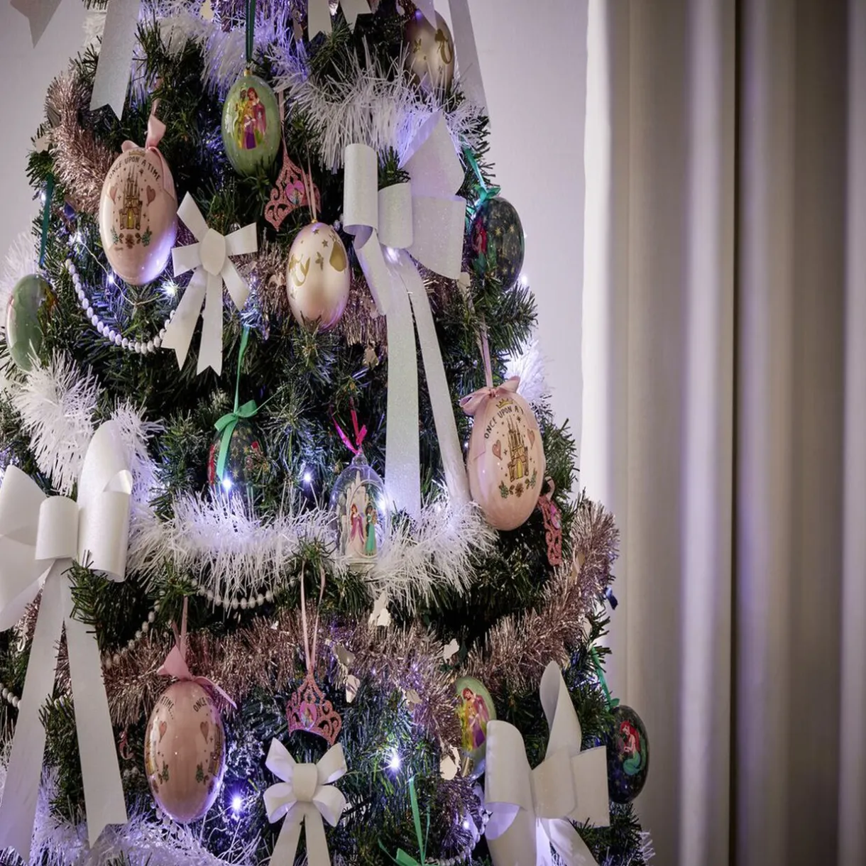 Gifi Boule de Noël Disney Princesses en verre et bois Ø8cm^ Décoration Sapin